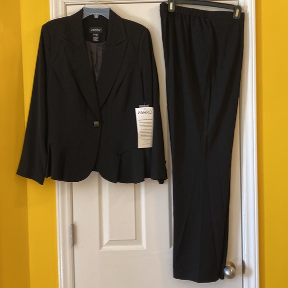 Woman’s new three piece suit size 14. - Picture 2 of 3